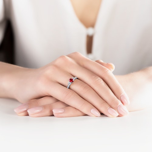 Pierścionek zaręczynowy Dream: białe złoto, rubin